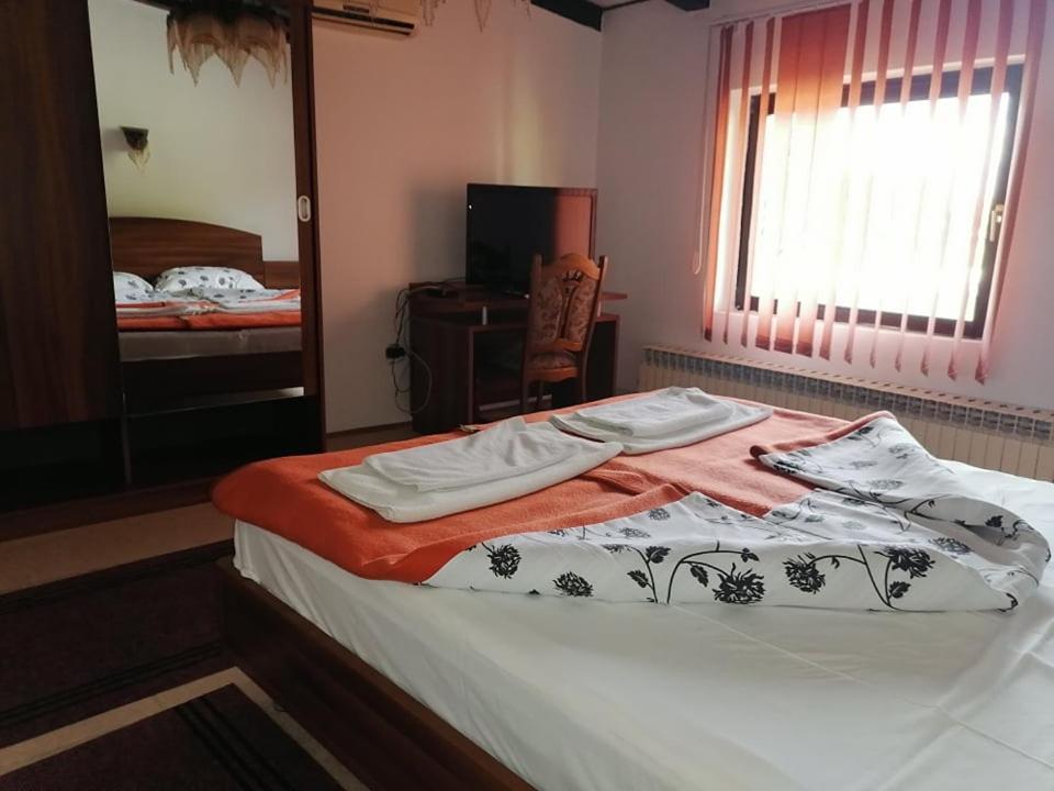 Bed and Breakfast Sulentic Sobe I Restoran à Virovitica Extérieur photo