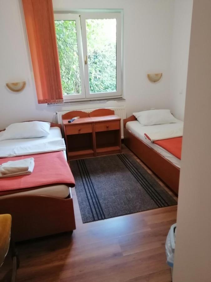Bed and Breakfast Sulentic Sobe I Restoran à Virovitica Extérieur photo